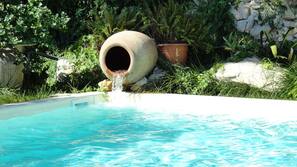Una piscina al aire libre de temporada