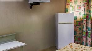 Minibar, Schreibtisch, Verdunkelungsvorhänge, Bettwäsche