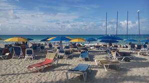 Sulla spiaggia, sabbia bianca, un bar sulla spiaggia