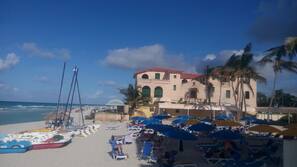 Sulla spiaggia, sabbia bianca, un bar sulla spiaggia