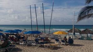 Sulla spiaggia, sabbia bianca, un bar sulla spiaggia
