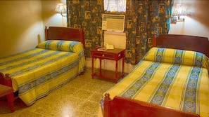 Een bureau, verduisterende gordijnen, beddengoed