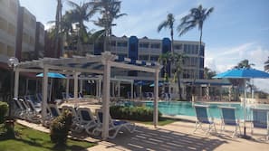 Piscine extérieure, parasols de plage, chaises longues