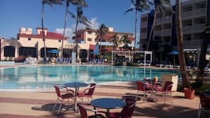 Piscine extérieure, parasols de plage, chaises longues