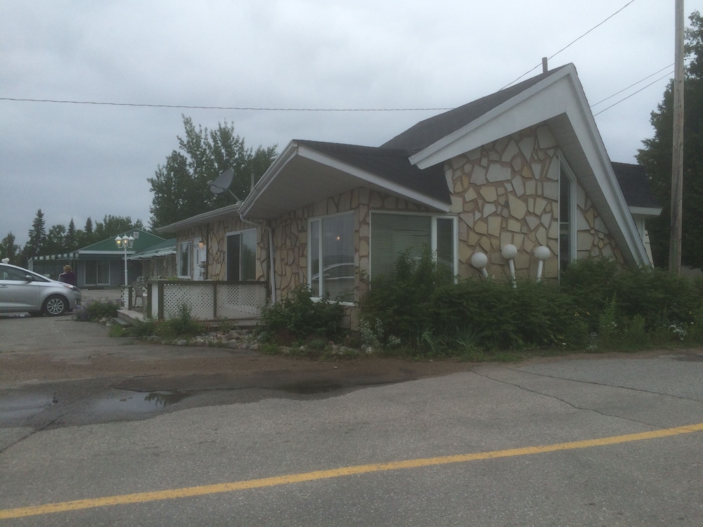 Motel Lac Bouchette In Lac Bouchette Canada Expedia