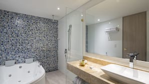 Luxe beddengoed, een minibar, een kluis op de kamer, een bureau