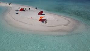 Plage, sable blanc, chaises longues, serviettes de plage