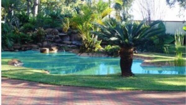 Kolam renang outdoor
