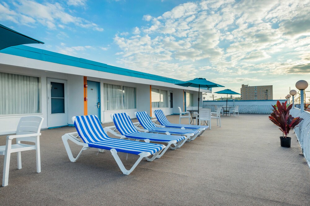 Hammock Inn & Suites Boardwalk Wildwood Oceanfront Beach Hotel, North Wildwood 129 Room Prices