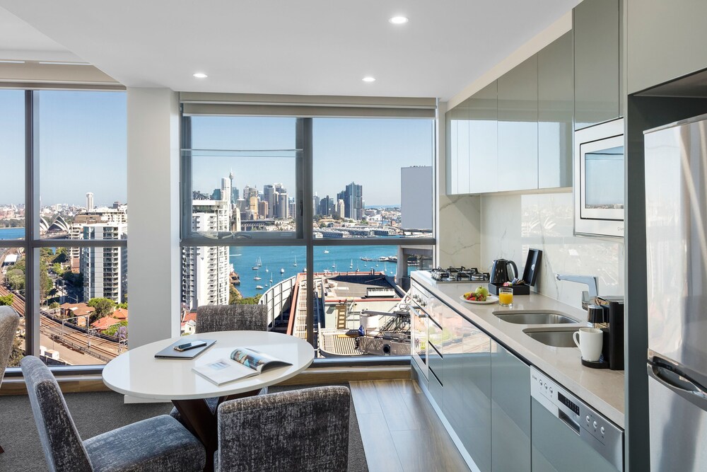 Private kitchen, Meriton Suites North Sydney