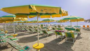 Sulla spiaggia, lettini da mare, ombrelloni, teli da spiaggia