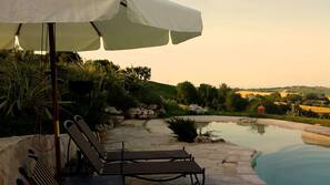 Piscina coperta, piscina stagionale all'aperto, ombrelloni da piscina