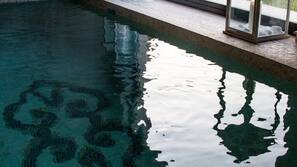 Piscina coperta, piscina stagionale all'aperto, ombrelloni da piscina