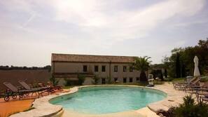 Piscina coperta, piscina stagionale all'aperto, ombrelloni da piscina