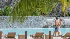 Piscine extérieure, parasols de plage, chaises longues