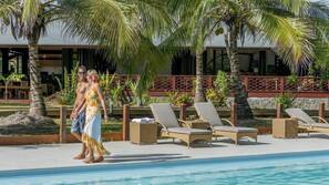 Piscine extérieure, parasols de plage, chaises longues