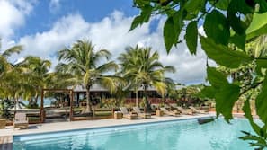 Piscine extérieure, parasols de plage, chaises longues