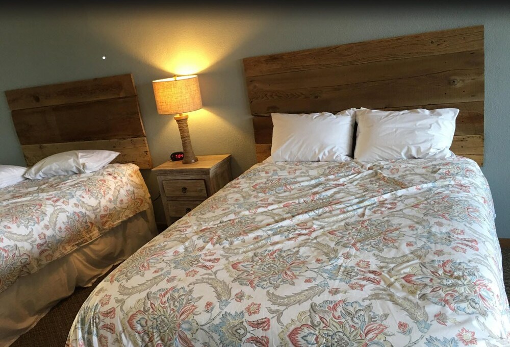 Embers Inn and Tavern Deals & Reviews (Mackinaw City, USA) Wotif