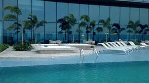 Una piscina al aire libre, tumbonas