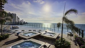 Una piscina al aire libre, tumbonas