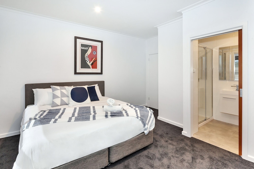 Lake Wendouree Apartments on Grove St