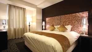 Premium bedding, desk, free WiFi, linens