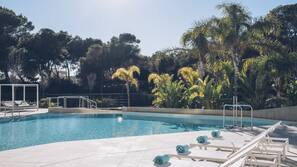 Inomhuspool, utomhuspool, parasoller och solstolar
