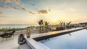 Inomhuspool, utomhuspool, parasoller och solstolar