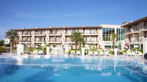 2 piscinas cubiertas, una piscina al aire libre