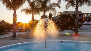 2 piscinas cubiertas, una piscina al aire libre