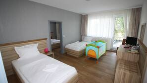 Zimmersafe, Schreibtisch, Verdunkelungsvorhänge, kostenlose Babybetten
