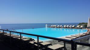 Piscine extérieure (ouverte en saison)
