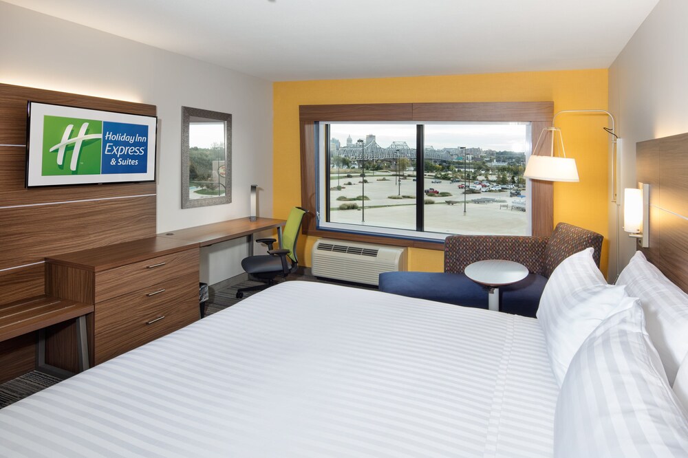 Room, Holiday Inn Express & Suites East Peoria - Riverfront, an IHG Hotel