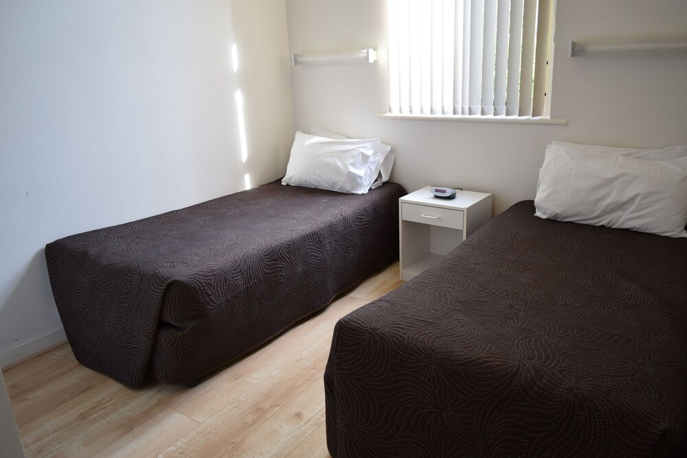 Glenelg Holiday Apartments- Corfu