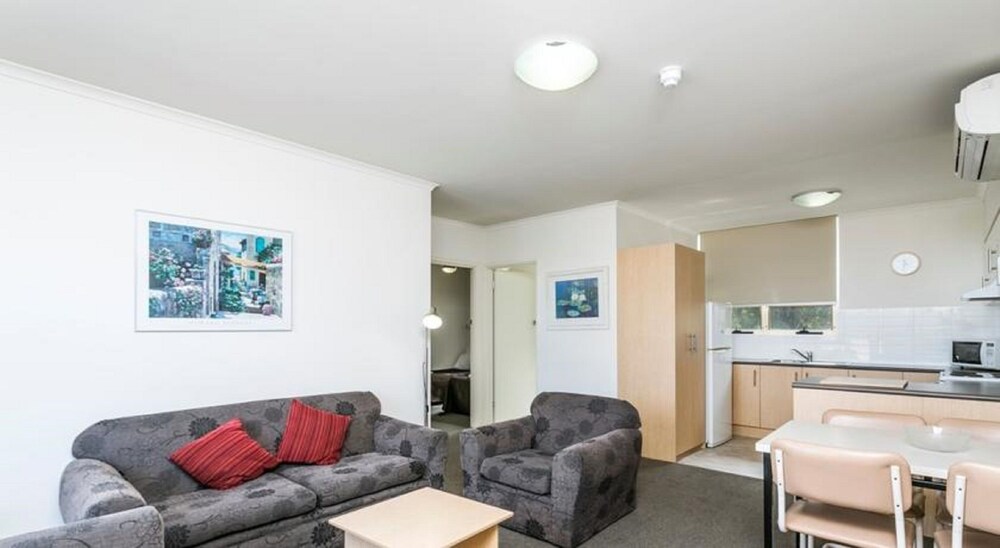 Glenelg Holiday Apartments- Corfu