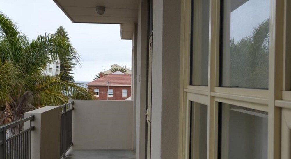 Glenelg Holiday Apartments- Corfu