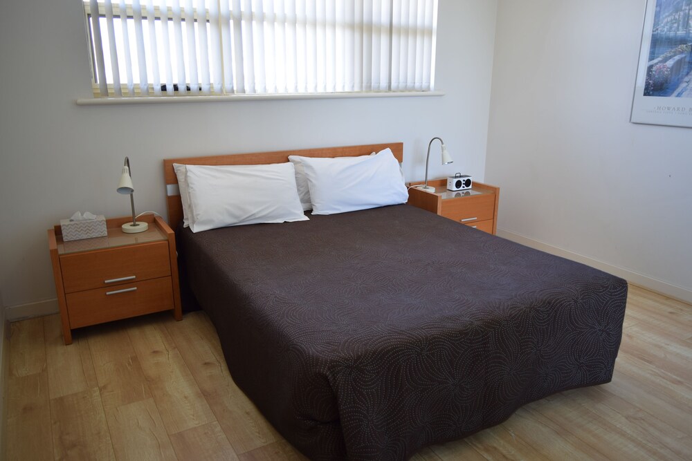 Room, Glenelg Holiday Apartments- Corfu