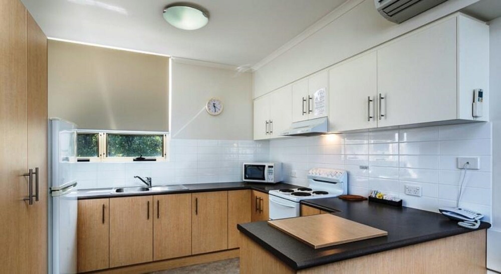 Glenelg Holiday Apartments- Corfu