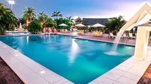 2 piscinas internas, 2 piscinas externas, guarda-sóis, espreguiçadeiras