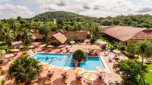 2 piscinas internas, 2 piscinas externas, guarda-sóis, espreguiçadeiras