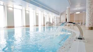 3 Innenpools, 2 Außenpools, Sonnenschirme
