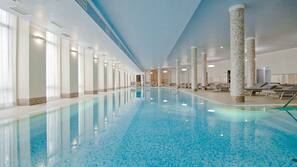 3 Innenpools, 2 Außenpools, Sonnenschirme