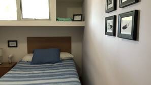 Escritorio, tabla de planchar con plancha, wifi gratis y ropa de cama