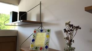 Escritorio, tabla de planchar con plancha, wifi gratis y ropa de cama