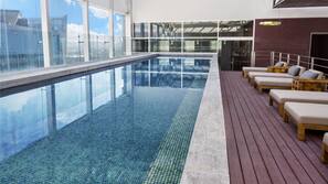 Una piscina cubierta