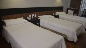 Frigobar, cofres nos quartos, escrivaninha, cortinas blackout