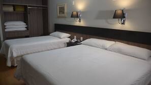 Frigobar, cofres nos quartos, escrivaninha, cortinas blackout