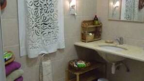 Douche, articles de toilette gratuits, sèche-cheveux