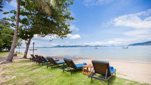 Plage à proximité, chaises longues