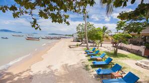 Plage à proximité, chaises longues